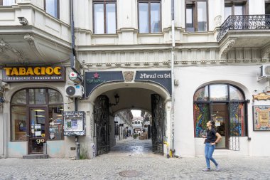 Bükreş, Romanya. 24 Mayıs 2024. Şehrin tarihi merkezinde küçük bir caddedeki sanat dükkanları.