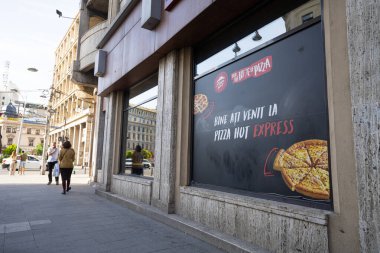 Bükreş, Romanya. 25 Mayıs 2024. Şehir merkezindeki Pizza Hute Express marka mağazasının vindow 'u.