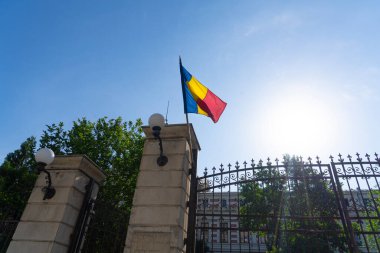 Bükreş, Romanya. 25 Mayıs 2024 Roma bayrağı şehir merkezinin bir caddesinde dalgalanıyor.