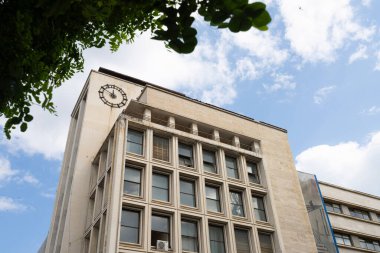 Bükreş, Romanya. 25 Mayıs 2024. Şehrin merkezinde sosyalist dönemden kalma terk edilmiş eski bir bina.