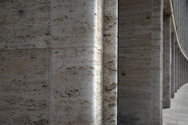 Bükreş, Romanya. 25 Mayıs 2024. Şehir merkezindeki saray sütununun dış görüntüsü.