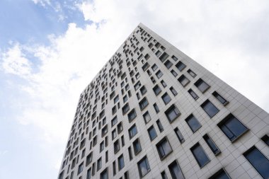 Bükreş, Romanya. 25 Mayıs 2024. Şehir merkezindeki modern bir binanın alt görüntüsü.