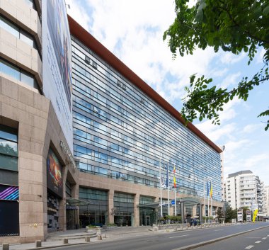 Bükreş, Romanya. 25 Mayıs 2024 şehir merkezindeki Radisson Blu Hotel sarayının dış görüntüsü.