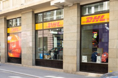 Bükreş, Romanya. 25 Mayıs 2024 'te şehir merkezindeki DHL şubesinin pencereleri.