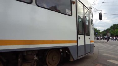 Bükreş, Romanya. 24 Mayıs 2024 'te şehir meydanındaki tramvay durağındaki insanlar...