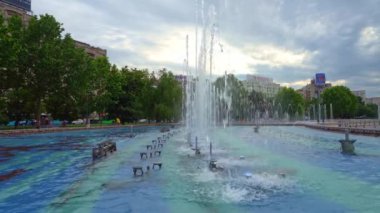 Bükreş, Romanya. 23 Mayıs 2024 'te şehir merkezindeki Unirii meydanındaki fıskiyelerin görüntüsü.