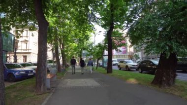 Bükreş, Romanya. 24 Mayıs 2024 'te şehir merkezindeki Unirii Bulvarı boyunca ağaçlık kaldırımın manzarası.