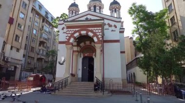 Bükreş, Romanya. 23 Mayıs 2024. Şehir merkezindeki Zlatari Kilisesi 'nin dış görünüşü.