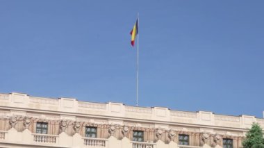 Romanya bayrağı çatıda dalgalanıyor