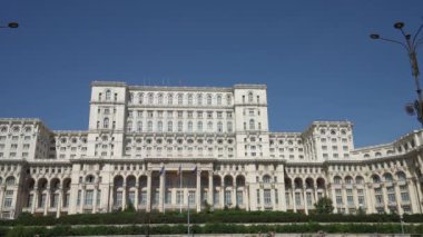 Bükreş, Romanya. 23 Mayıs 2024 şehir merkezindeki parlamento binasının dış görüntüsü.