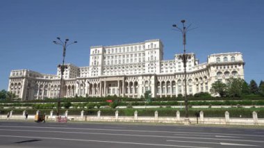 Bükreş, Romanya. 23 Mayıs 2024 şehir merkezindeki parlamento binasının dış görüntüsü.
