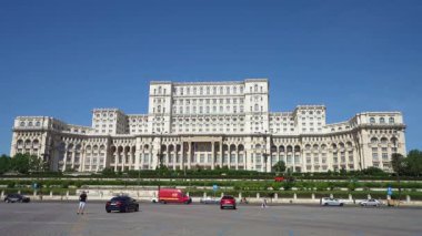Bükreş, Romanya. 23 Mayıs 2024 şehir merkezindeki parlamento binasının dış görüntüsü.