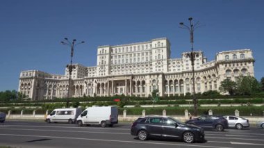 Bükreş, Romanya. 23 Mayıs 2024 şehir merkezindeki parlamento binasının dış görüntüsü.