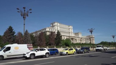 Bükreş, Romanya. 23 Mayıs 2024 şehir merkezindeki parlamento binasının dış görüntüsü.