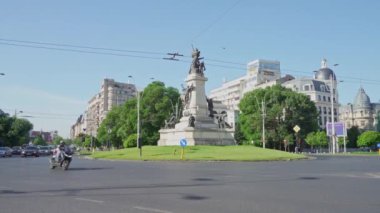 Bükreş, Romanya. 25 Mayıs 2024. Şehir merkezindeki Üniversite Meydanı trafiği