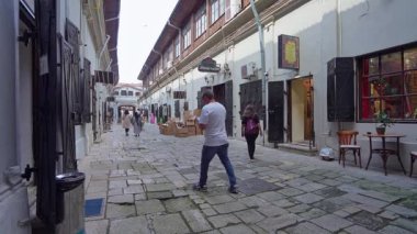 Bükreş, Romanya. 24 Mayıs 2024. Şehrin tarihi merkezinde küçük bir caddedeki sanat dükkanları.