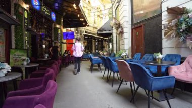 Bükreş, Romanya. 24 Mayıs 2024. Macca Geçidi 'ndeki bar ve dükkanların manzarası - Villacrosse