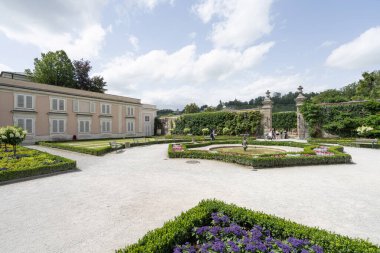 Salzburg, Avusturya. 30 Haziran 2024 Mirabell Garden 'ın şehir merkezindeki panoramik manzarası.