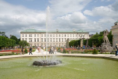 Salzburg, Avusturya. 30 Haziran 2024 Mirabell Garden 'ın şehir merkezindeki panoramik manzarası.