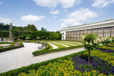 Salzburg, Avusturya. 30 Haziran 2024 Mirabell Garden 'ın şehir merkezindeki panoramik manzarası.