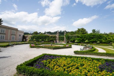 Salzburg, Avusturya. 30 Haziran 2024 Mirabell Garden 'ın şehir merkezindeki panoramik manzarası.