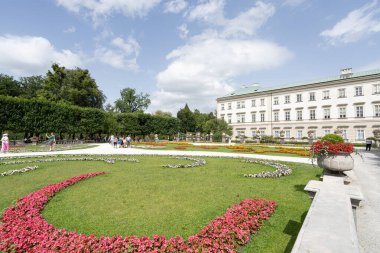 Salzburg, Avusturya. 30 Haziran 2024 Mirabell Garden 'ın şehir merkezindeki panoramik manzarası.