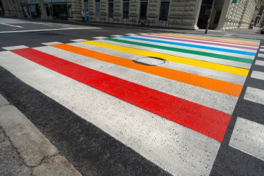Salzburg, Avusturya. 30 Haziran 2024. Şehir merkezinde gökkuşağı renkli çizgili yaya geçidi.