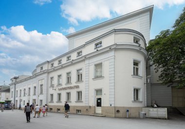 Salzburg, Avusturya. 30 Haziran 2024 şehir merkezindeki Landestheater sarayının dış görünüşü.