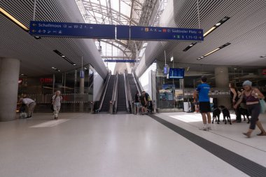 Salzburg, Avusturya. 30 Haziran 2024 yolcuları tren istasyonunun iç koridorunda.