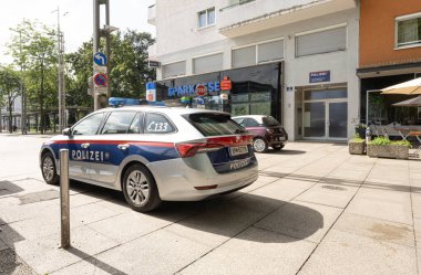 Salzburg, Avusturya. 30 Haziran 2024 şehir merkezindeki polis karakolunun önüne park etmiş bir polis arabası.