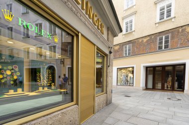 Salzburg, Avusturya. 30 Haziran 2024. Şehir merkezindeki bir mağazada Rolex lüks markasının işareti.