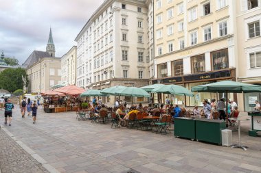 Salzburg, Avusturya. 30 Haziran 2024 şehir merkezindeki Alter Markt Meydanı 'nın panoramik görüntüsü.