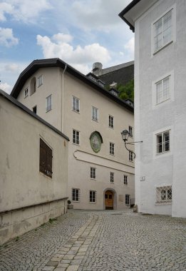 Salzburg, Avusturya. 30 Haziran 2024. Şehrin tarihi merkezindeki evler arasındaki tipik ara sokaklar.