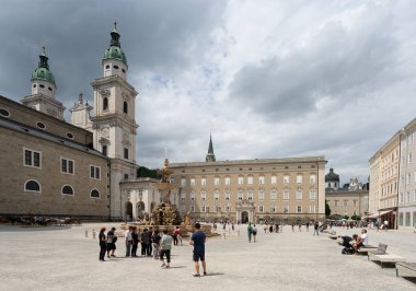 Salzburg, Avusturya. 30 Haziran 2024. Şehir merkezindeki Residenzplatz Meydanı 'ndaki Salzburg Katedrali.