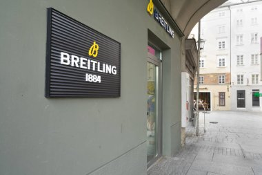 Salzburg, Avusturya. 30 Haziran 2024. Breitling lüks markasının şehir merkezindeki bir mağazadaki işareti.