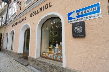 Salzburg, Avusturya. Avusturya 'nın en eski kitapçısı Hollrigl Kitap Mağazası' nın 30 Haziran 2024 tarihli dış görüntüsü.