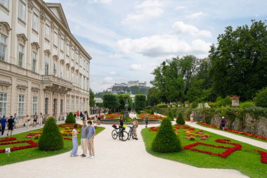 Salzburg, Avusturya. 1 Temmuz 2024 Mirabell Garden 'ın şehir merkezindeki panoramik manzarası.