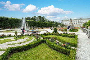 Salzburg, Avusturya. 1 Temmuz 2024 Mirabell Garden 'ın şehir merkezindeki panoramik manzarası.