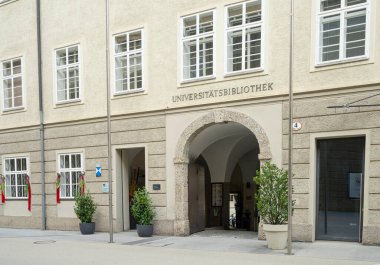 Salzburg, Avusturya. 30 Haziran 2024 şehir merkezindeki üniversite kütüphanesinin dış görüntüsü.
