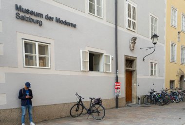 Salzburg, Avusturya. 30 Haziran 2024. Şehir merkezindeki Çağdaş Sanat Müzesi binasının dış görünüşü.