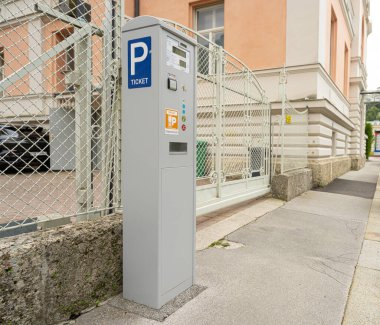 Salzburg, Avusturya. 1 Temmuz 2024. Şehir merkezindeki bir sokakta park cezasının ödendiği köşe yazısı.