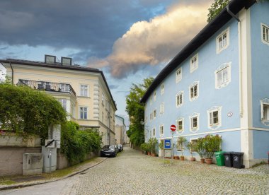 Salzburg, Avusturya. 1 Temmuz 2024. Şehrin tarihi merkezindeki Steingasse caddesinin karakteristik görüntüsü
