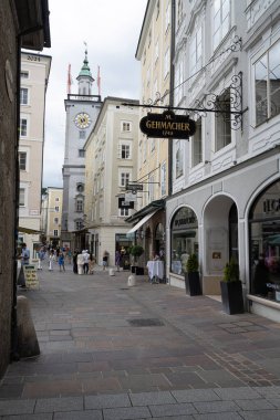Salzburg, Avusturya. 30 Haziran 2024. Sigmund-Haffner-Gasse manzaralı şehir merkezindeki Old City Hall kulesi.