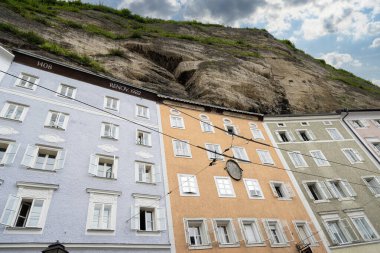 Salzburg, Avusturya. 1 Temmuz 2024. Şehrin tarihi merkezindeki antik binaların dış görünüşü.