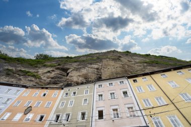 Salzburg, Avusturya. 1 Temmuz 2024. Şehrin tarihi merkezindeki antik binaların dış görünüşü.