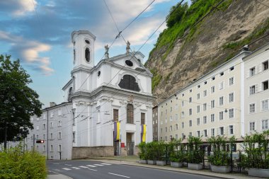 Salzburg, Avusturya. 1 Temmuz 2024 Ursulinenplatz Rectorat 'taki St. Mark Kilisesi' nin dış görüntüsü.