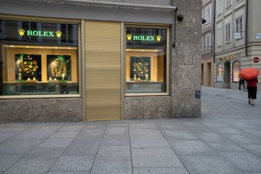 Salzburg, Avusturya. 30 Haziran 2024. Şehir merkezindeki Rolex Luxury marka mağazasının vitrinleri.