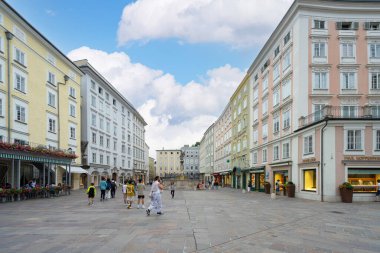 Salzburg, Avusturya. 30 Haziran 2024. Şehir merkezindeki Alter Markt meydanının panoramik görüntüsü