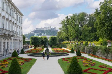 Salzburg, Avusturya. 30 Haziran 2024 Mirabell Garden 'ın şehir merkezindeki panoramik manzarası.