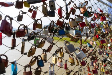 Salzburg, Avusturya. 1 Temmuz 2024. Şehir merkezindeki Salzach Nehri üzerindeki Marko Feingold Köprüsü manzarası